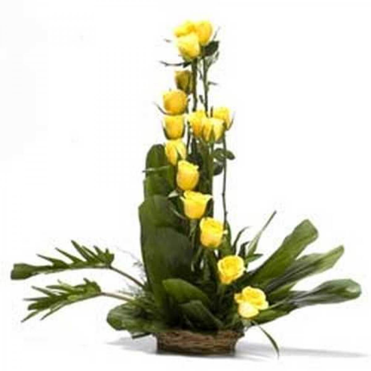 arrangement-of-12-yellow-roses