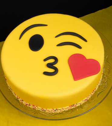 Kissing Emoji Cake