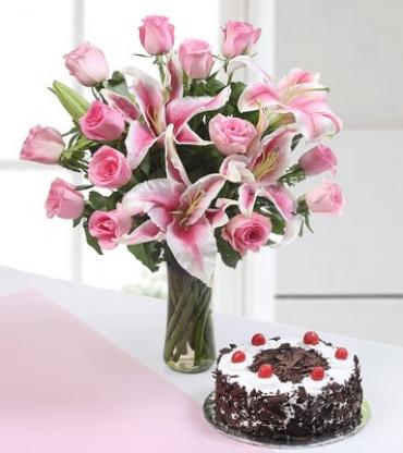 Beautiful-13-pink-roses-3-lilies-with-half-kg-round-black-forest-cake